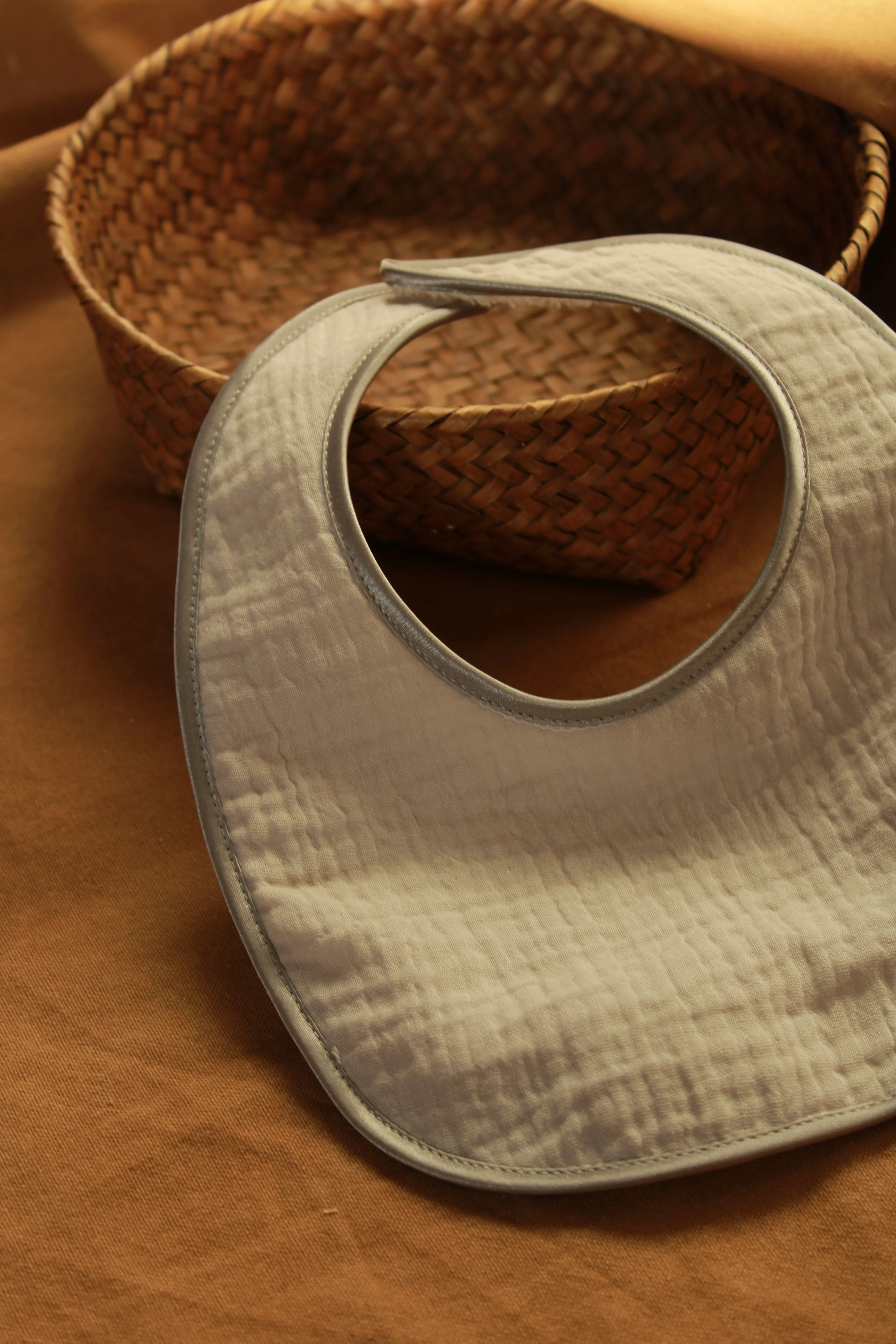 Babero Gasa Gris + Rizo