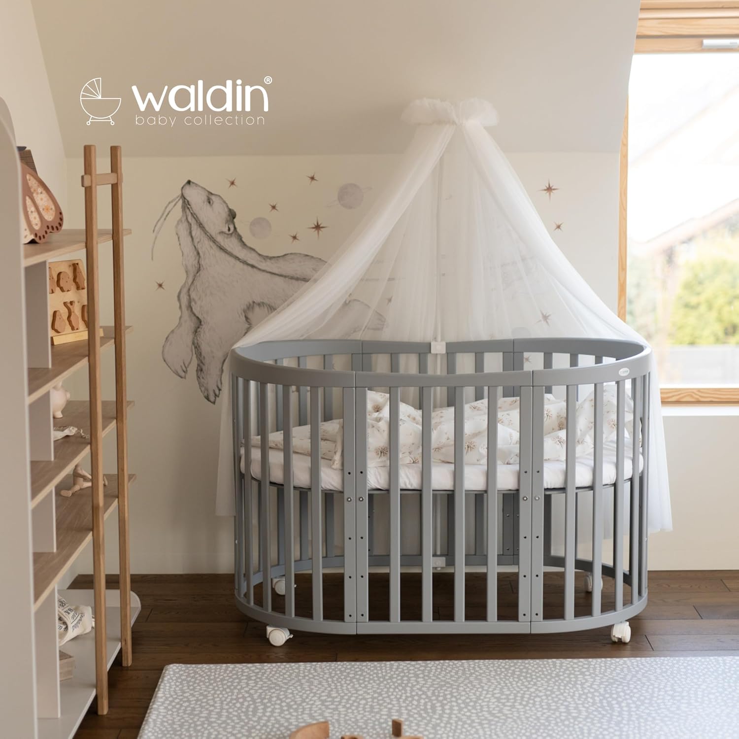 Waldin Oval Baby-Bett Mitwachsend Komplett Set 7in1, Gitterbett, Kinderbett mit Matratze, Wickelkommode, Beistellbett, Holz Weiß