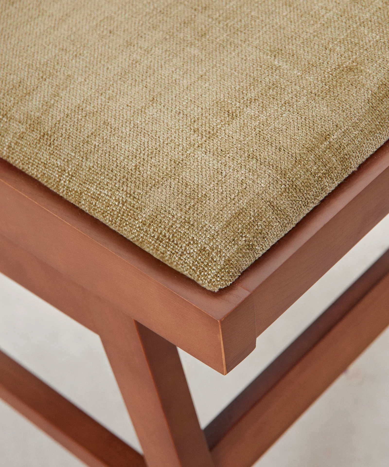 Silla de Comedor en Madera Tapizada Pauline