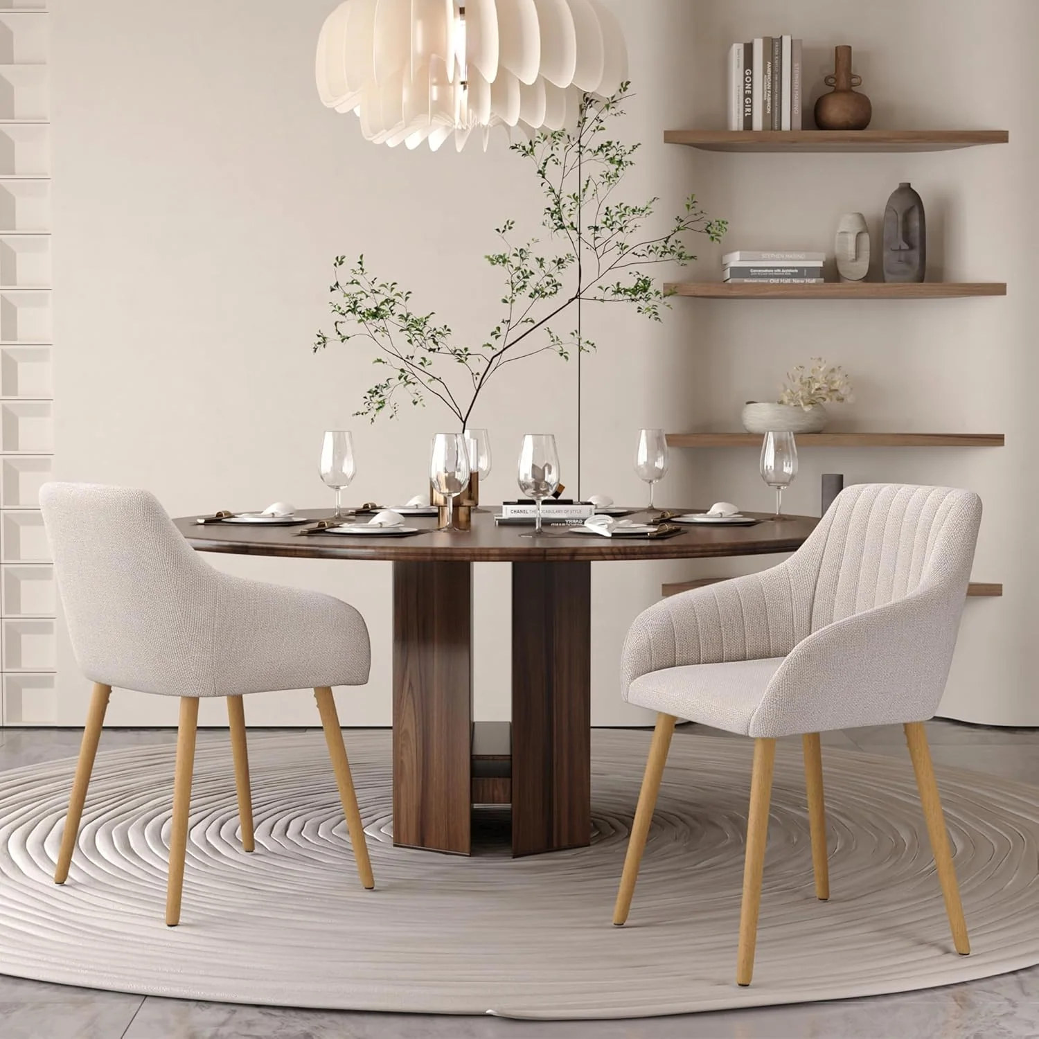 Juego de 4 sillas de comedor con reposabrazos, tapizadas en poliéster color beige y con patas de madera; sillas para comedor, cocina o salón. 2026