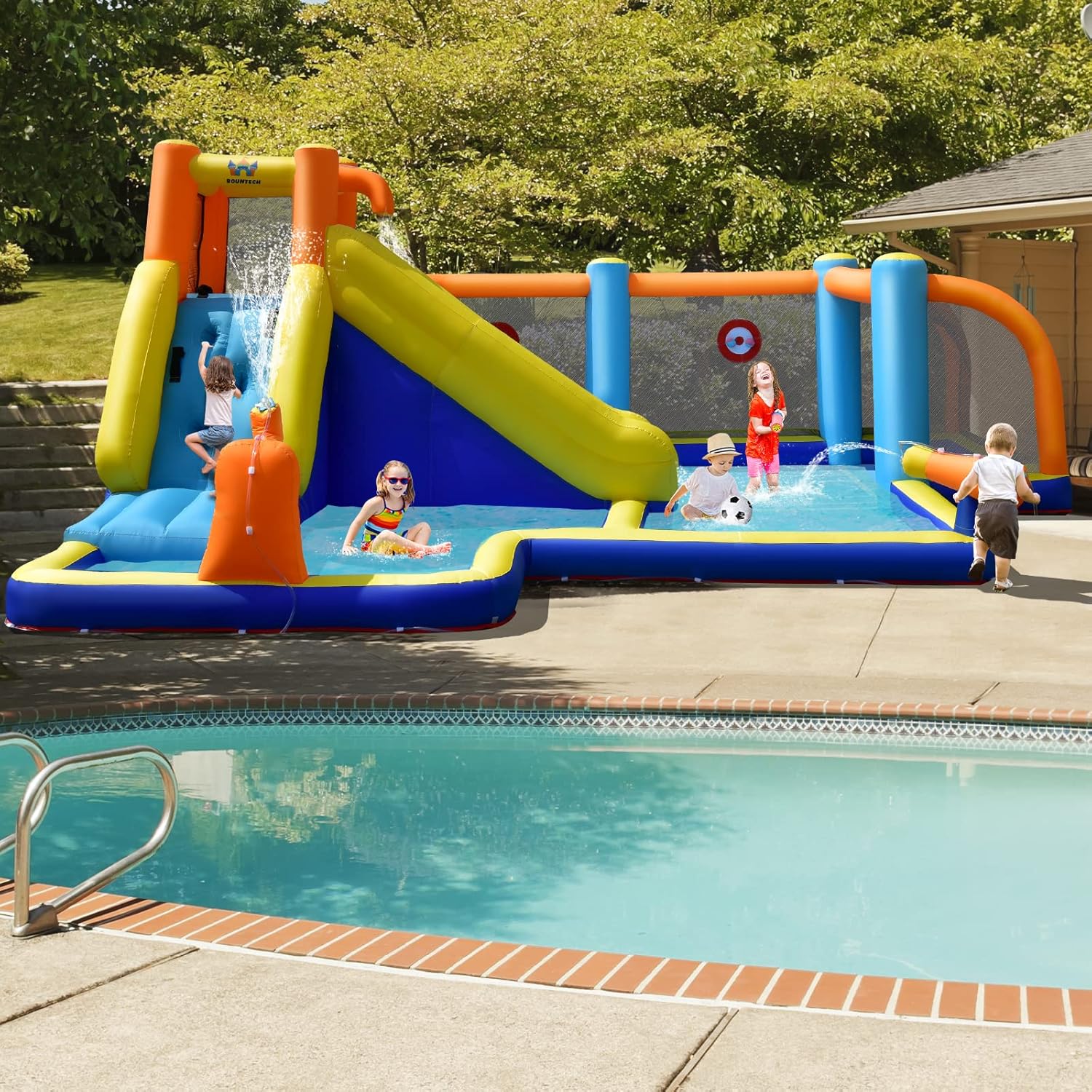COSTWAY Aufblasbare Hüpfburg mit Gebläse, Wasserrutsche, Planschbecken, Fußballzone, Kletterwand, Zwei Wasserkanonen, und Zielspiel, Spielpool 500 x 465 x 200 cm