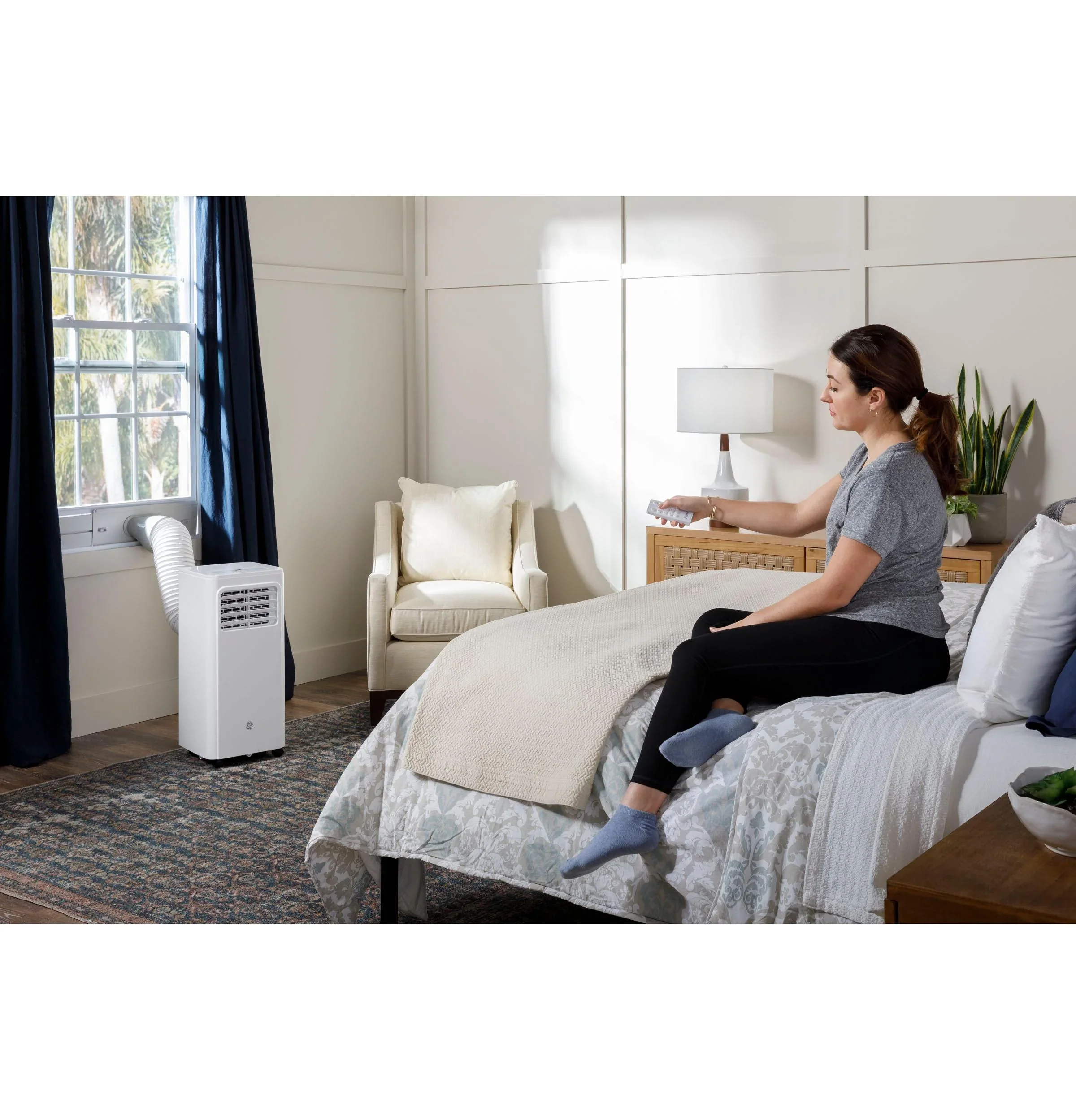 2025 GE Appliances APFD05JASW – Aire Acondicionado Portátil de 5 100 BTU con Deshumidificador y Control Remoto (Blanco)