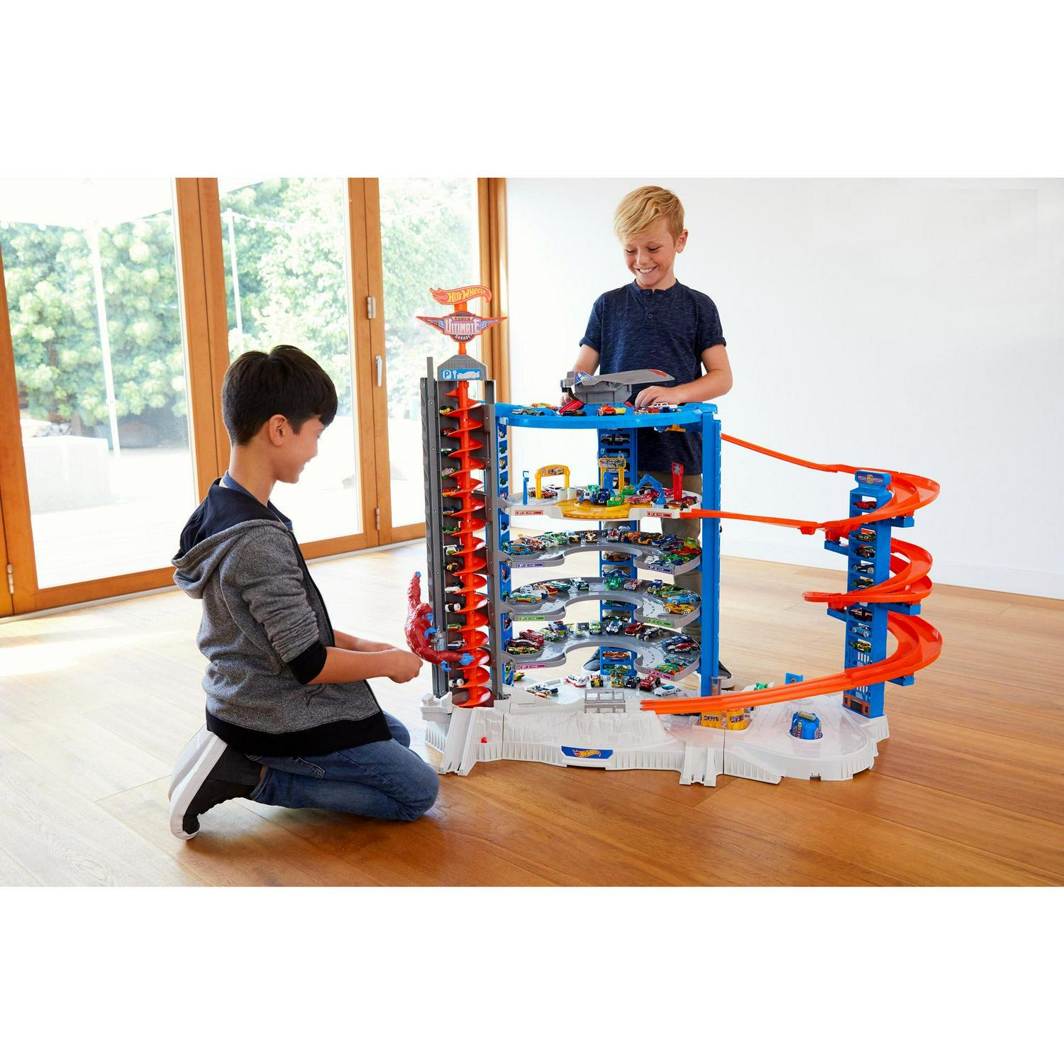 Hot Wheels Track Set with 4 1:64 Scale Toy Cars, Super Ultimate Garage, Over 3-Feet Tall