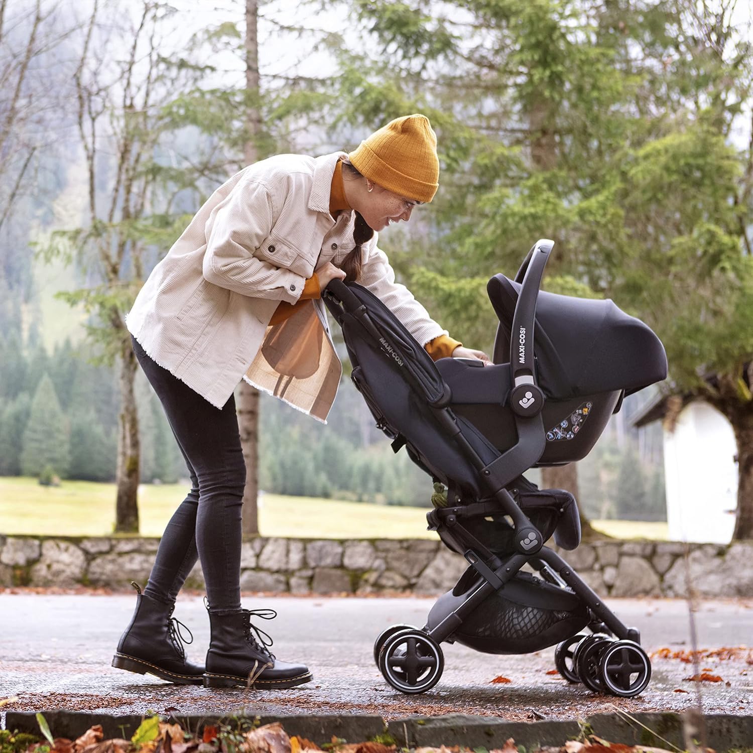 Maxi-Cosi Lara2 Baby Kinderwagen, 0–4 Jahre, 0–22 kg, federleichter, kompakter Buggy, 3 Liegepositionen, flache Liegeposition, klein zusammenklappbar, Schultergurt, Essential Graphite