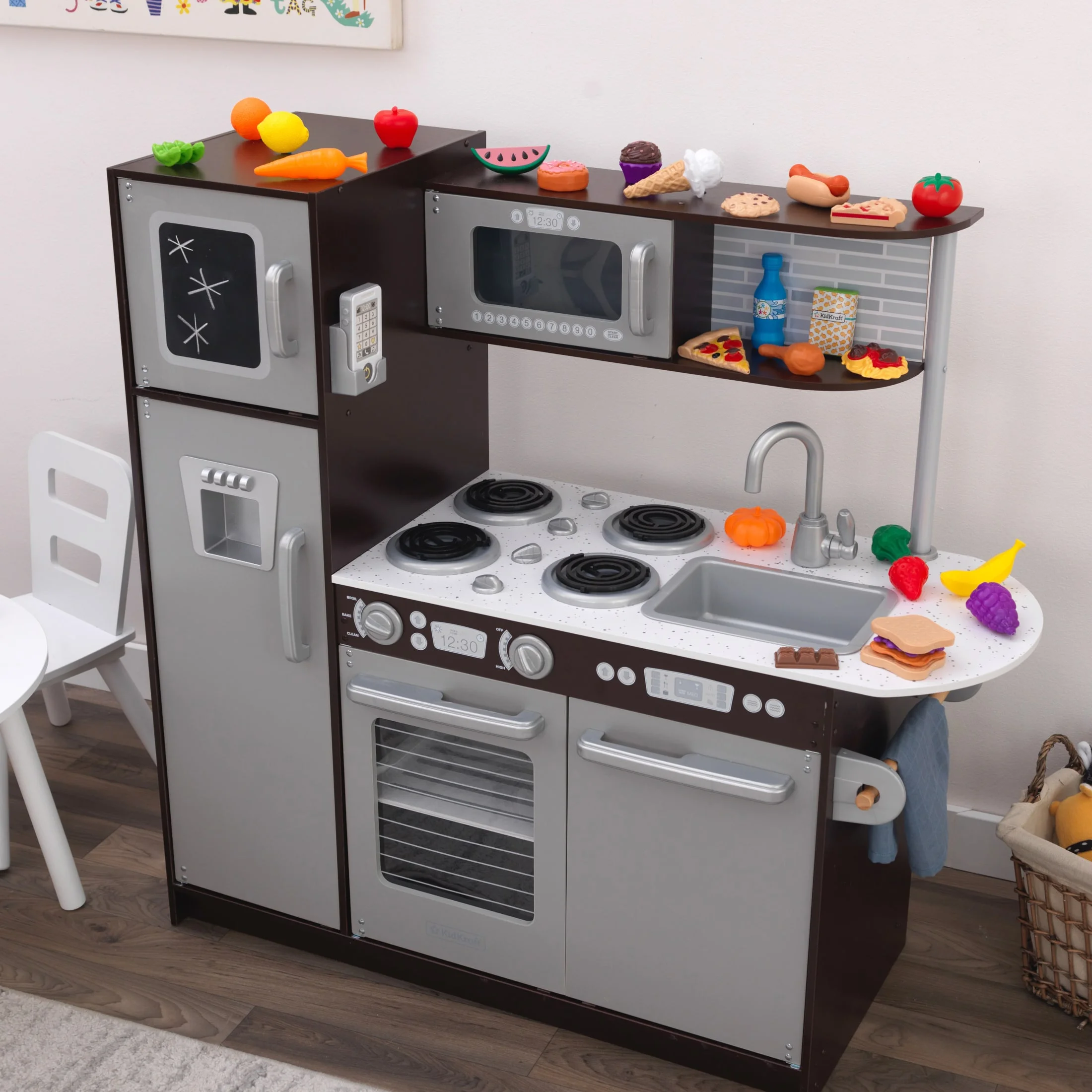 2025 KidKraft Uptown Espresso Houten Speelkeuken met 30 Speelse Voedselaccessoires