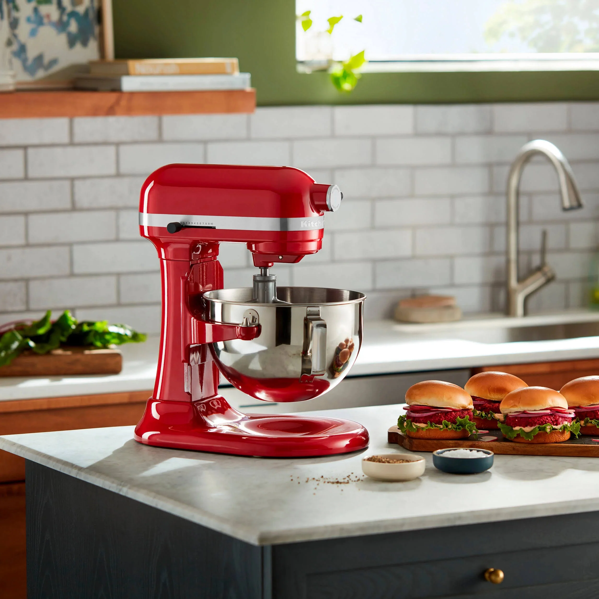 Batidora de pedestal KitchenAid de 5.5 cuartos con tazón elevable - Rojo Imperio