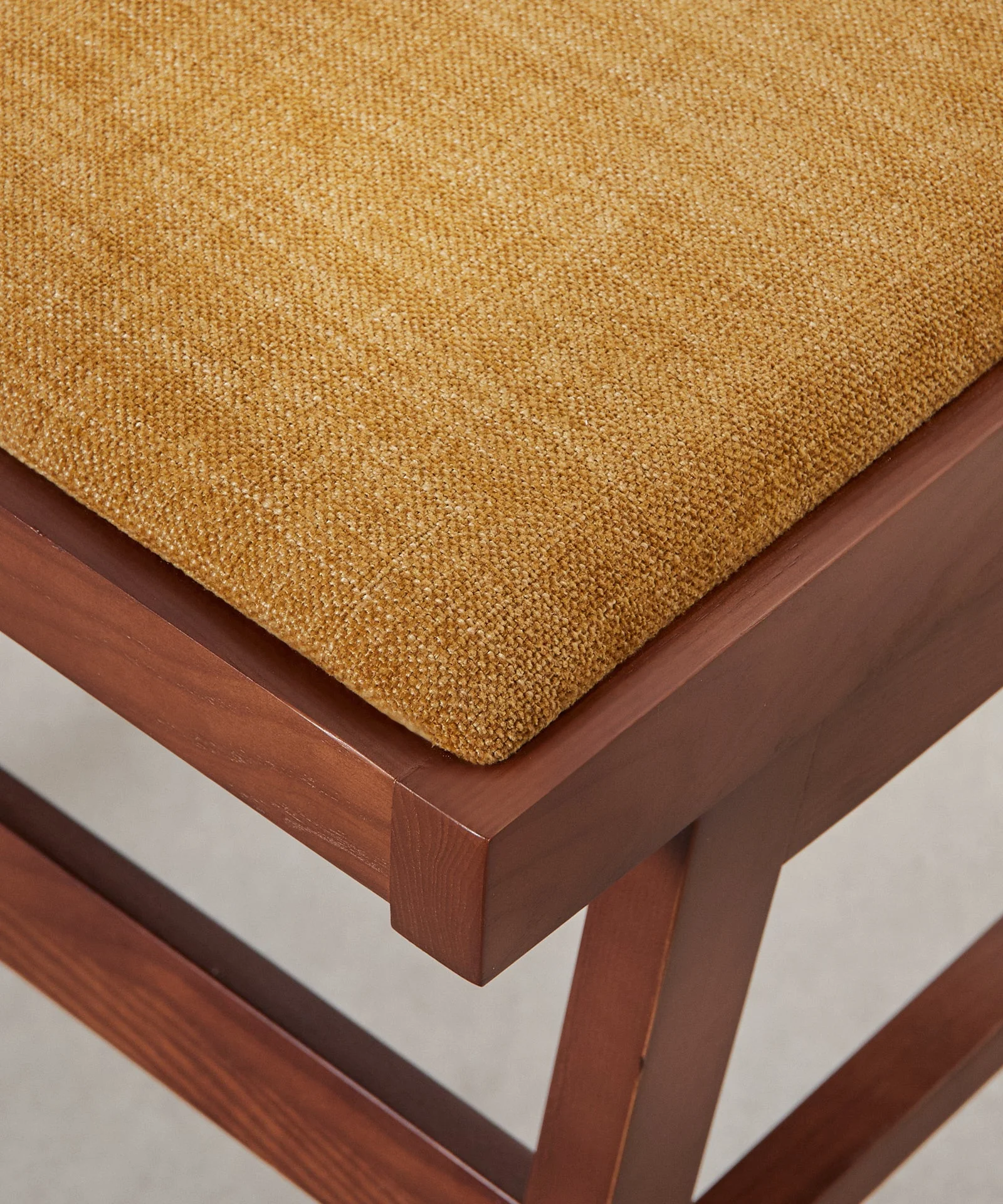 Silla de Comedor en Madera Tapizada Pauline