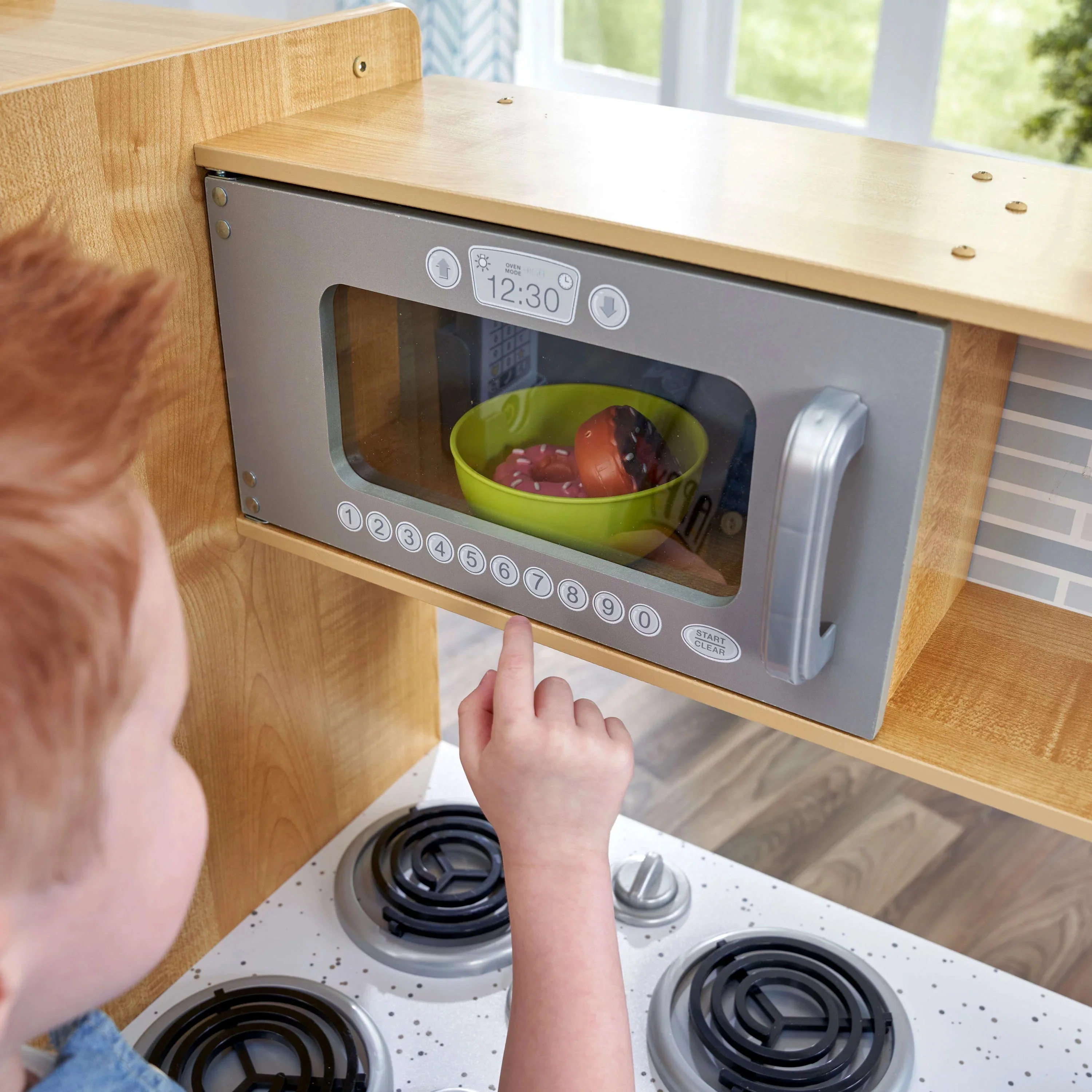 Cocina de Juego KidKraft Uptown Natural con Pizarrón y Soporte para Toallas