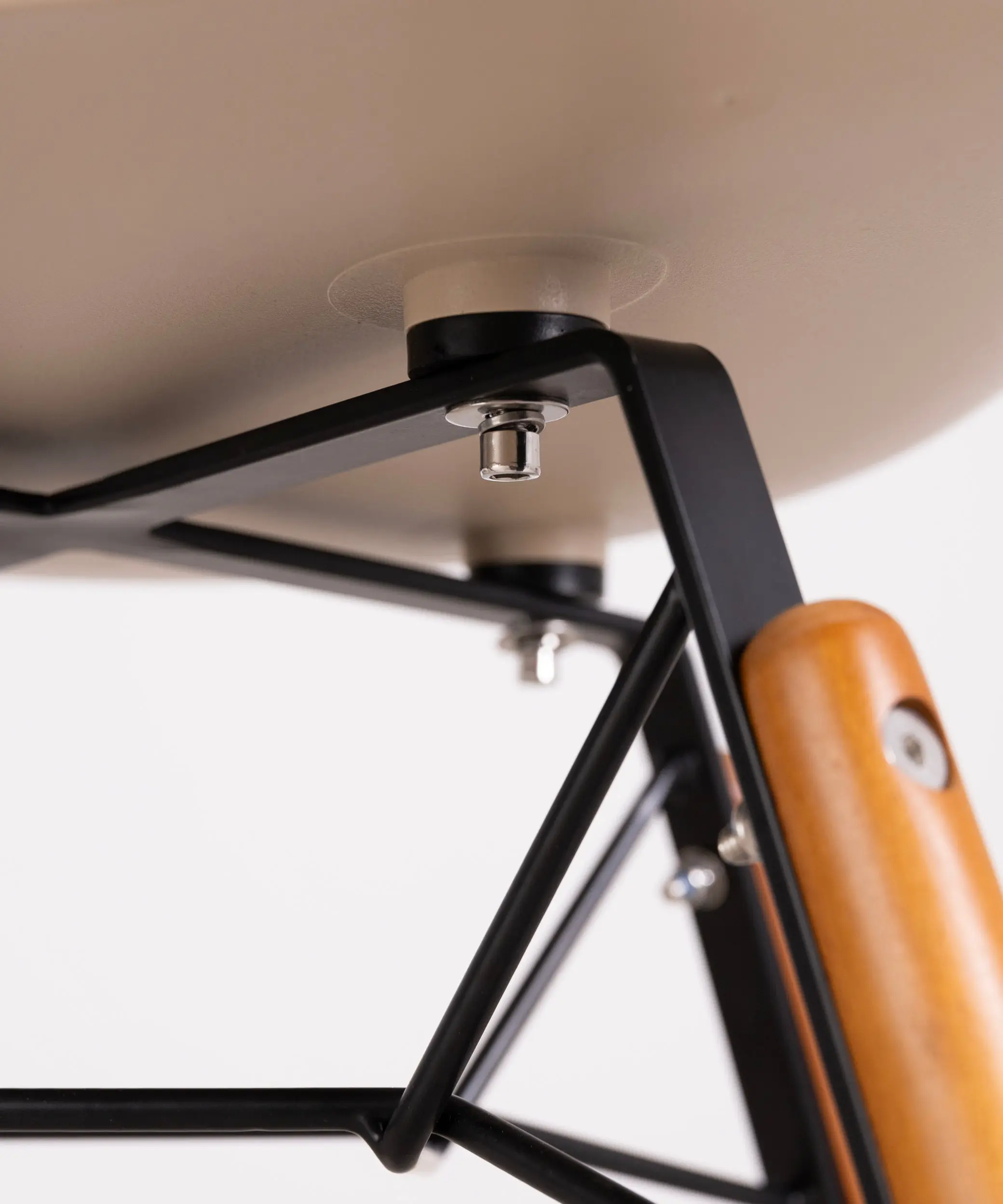 Silla de Polipropileno y Madera Elon Arms