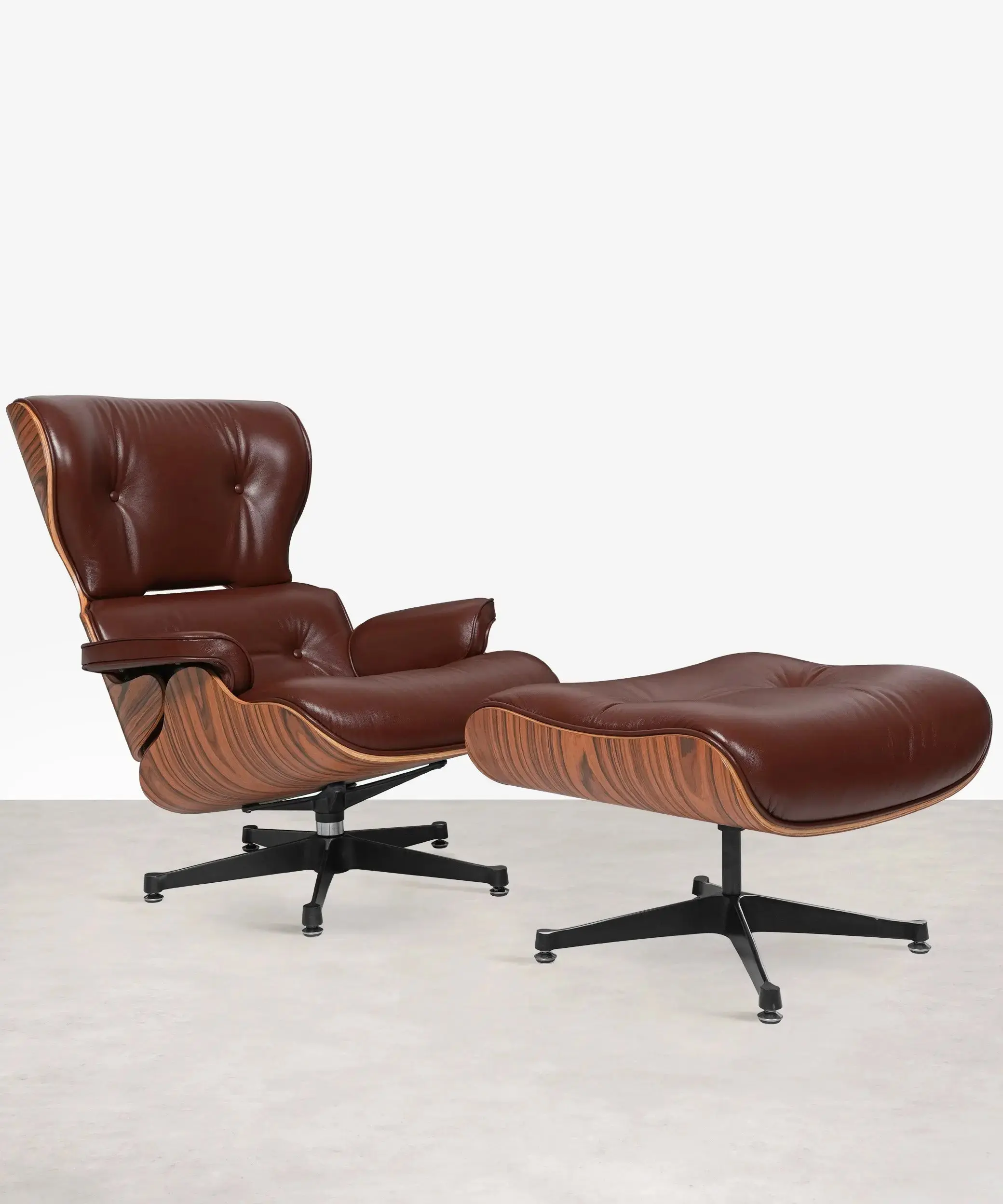 Sillón en Madera Tapizado en Piel con Reposapiés Magnum