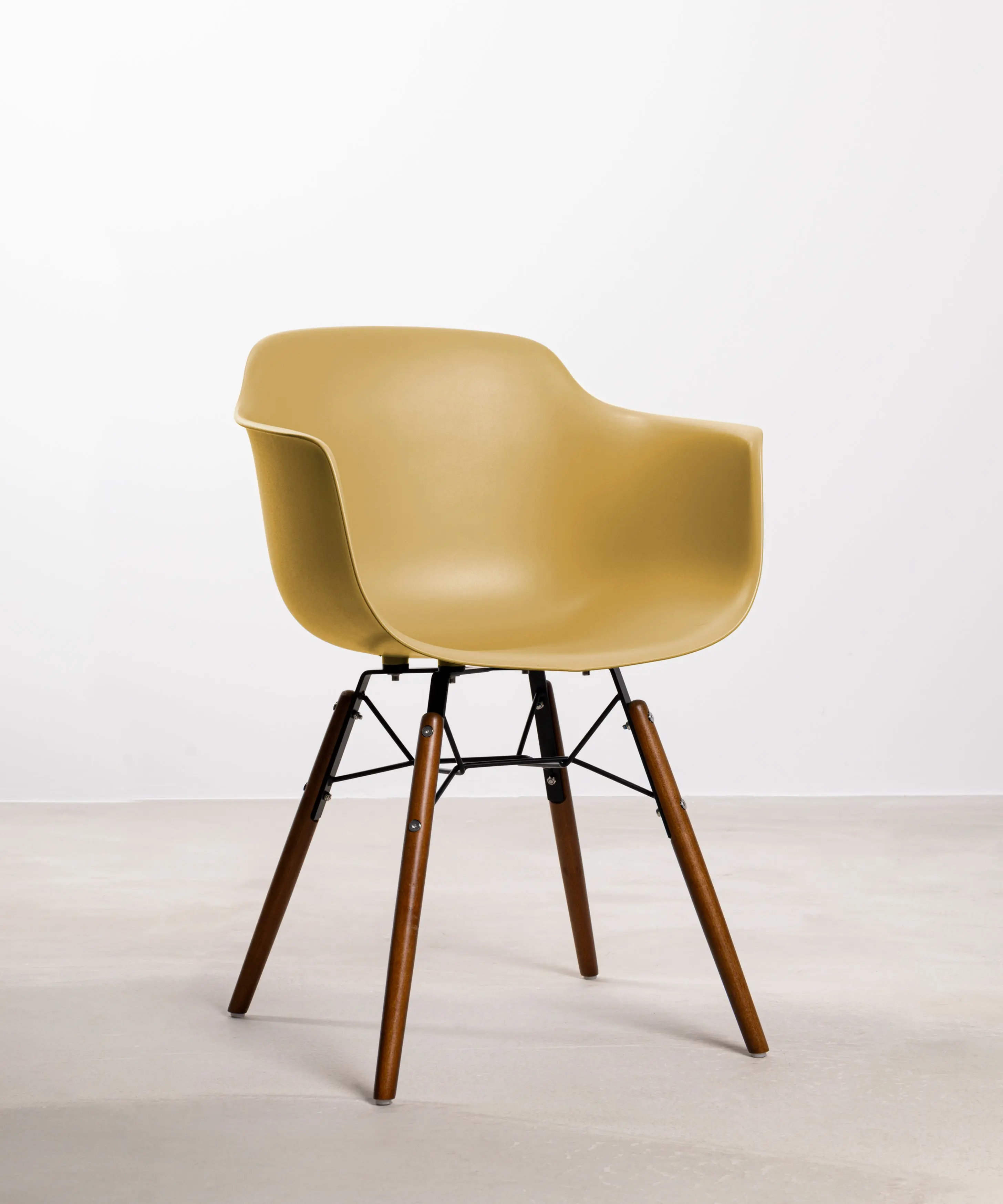 Silla de Polipropileno y Madera Elon Arms