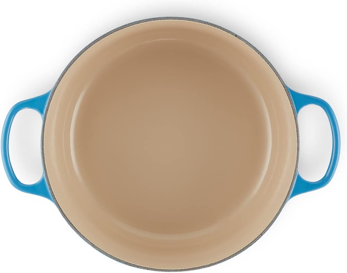 Le Creuset Signature żeliwne naczynie do pieczenia z pokrywką, Ø 26 cm, okrągłe, nadaje się do wszystkich rodzajów kuchenek i kuchenek indukcyjnych, pojemność: 5,3 l, 5,135 kg, kolor czerwony