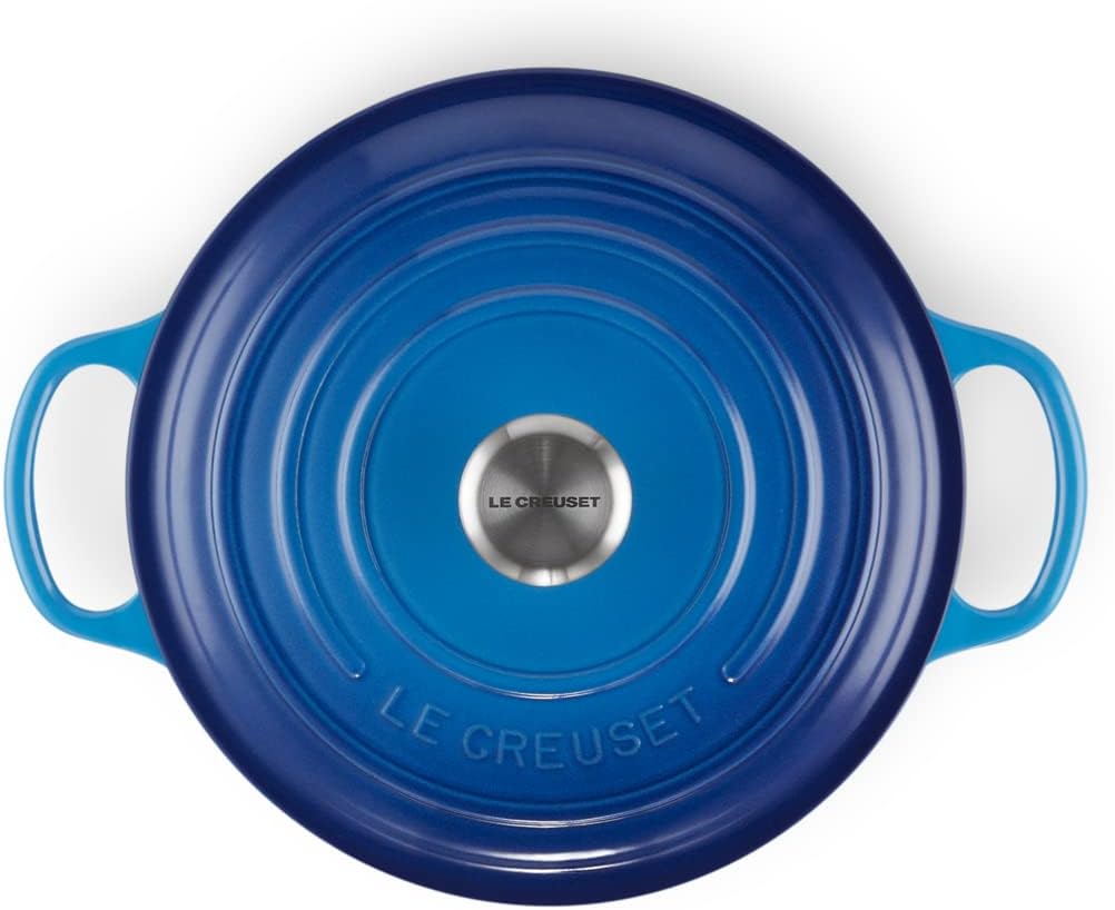 Le Creuset Signature żeliwne naczynie do pieczenia z pokrywką, Ø 26 cm, okrągłe, nadaje się do wszystkich rodzajów kuchenek i kuchenek indukcyjnych, pojemność: 5,3 l, 5,135 kg, kolor czerwony