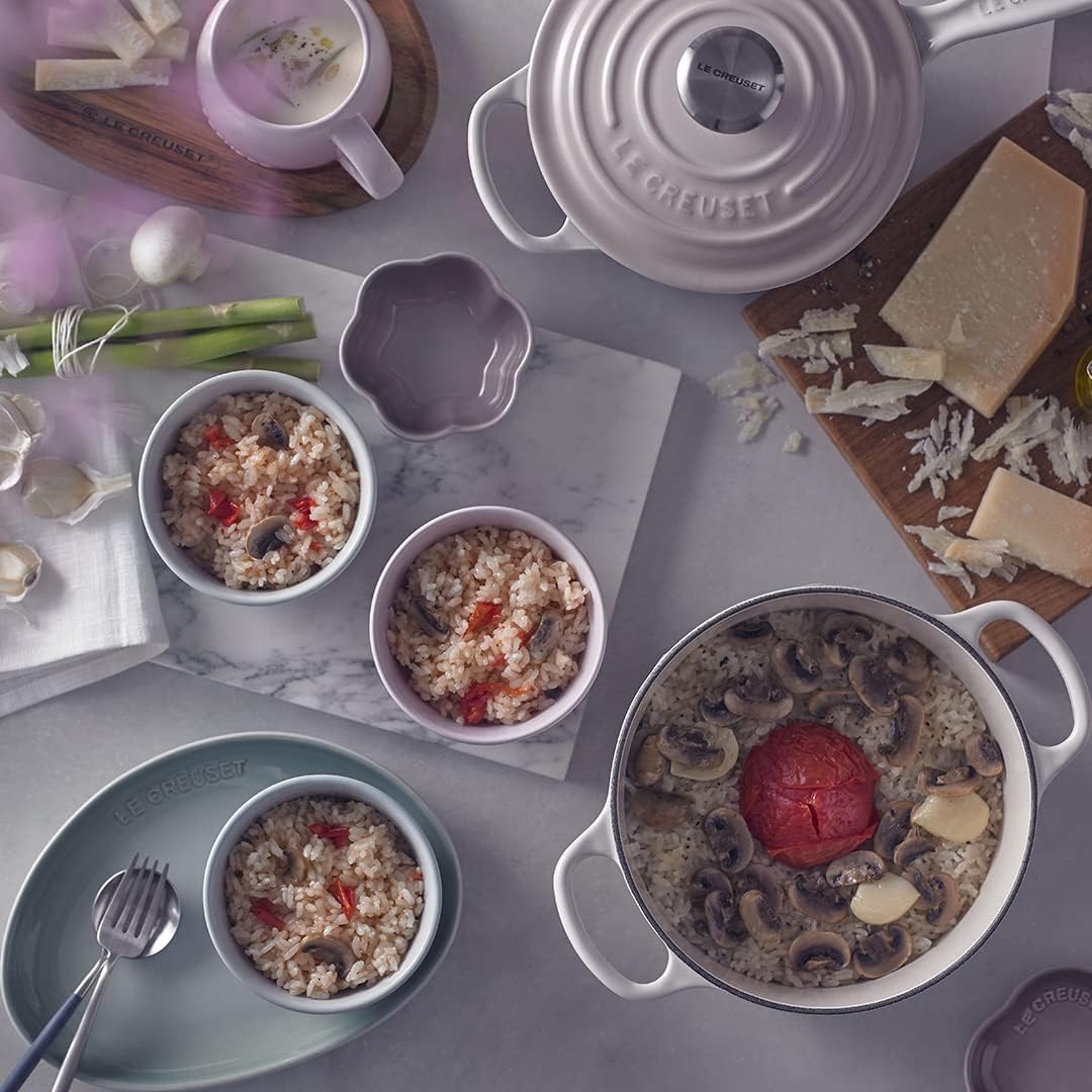 Le Creuset Signature żeliwne naczynie do pieczenia z pokrywką, Ø 26 cm, okrągłe, nadaje się do wszystkich rodzajów kuchenek i kuchenek indukcyjnych, pojemność: 5,3 l, 5,135 kg, kolor czerwony