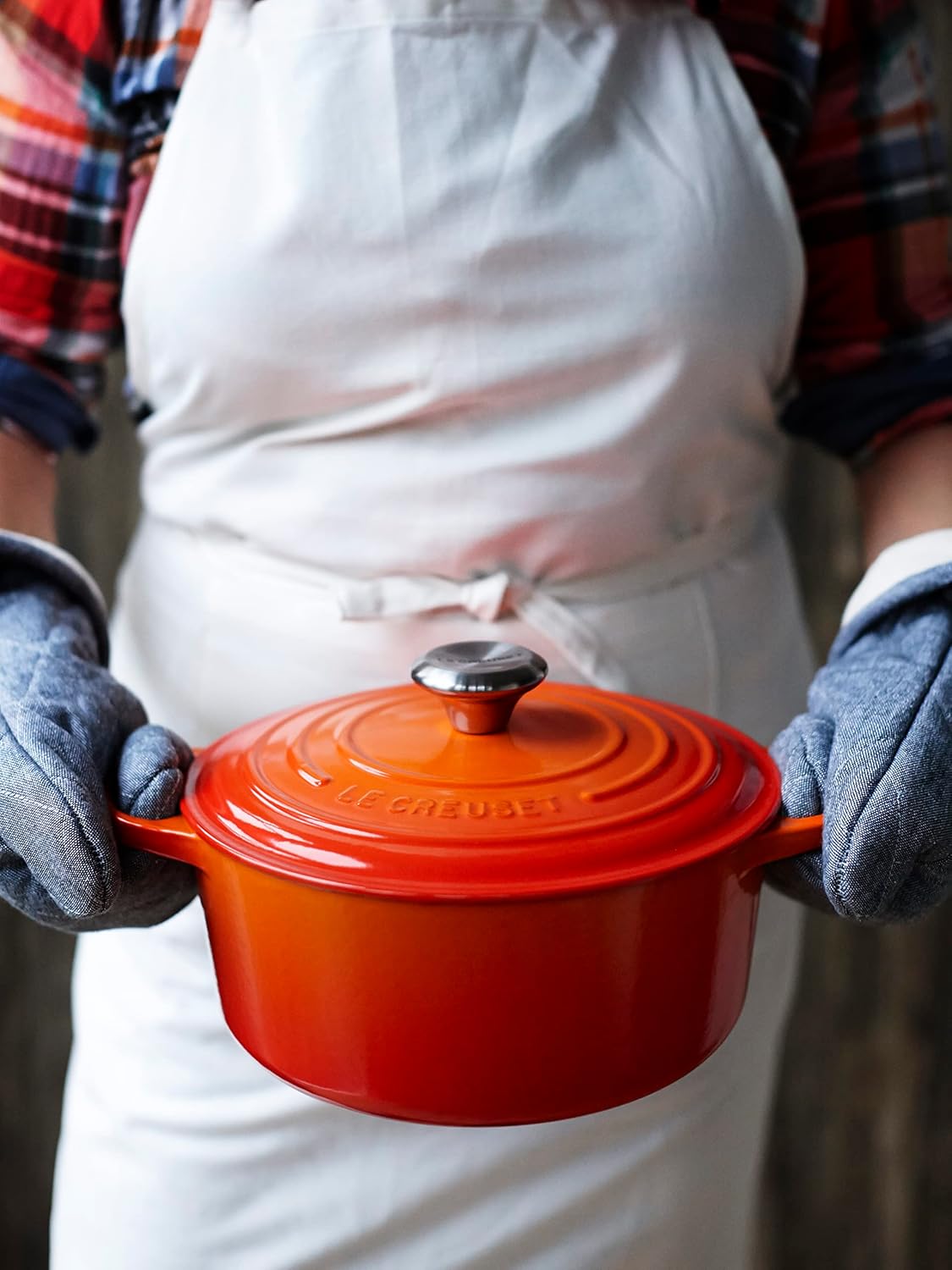 Le Creuset Signature żeliwne naczynie do pieczenia z pokrywką, Ø 26 cm, okrągłe, nadaje się do wszystkich rodzajów kuchenek i kuchenek indukcyjnych, pojemność: 5,3 l, 5,135 kg, kolor czerwony