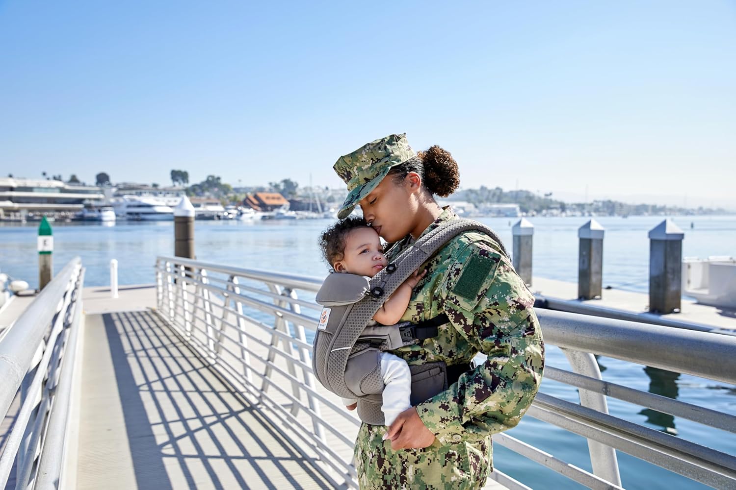 Ergobaby Omni Breeze Nosidełko dla noworodków od urodzenia do 20 kg, 4 pozycje SoftFlex Mesh Ergonomiczne nosidełko dla niemowląt Nosidełko do noszenia na plecach, Graphite Grey