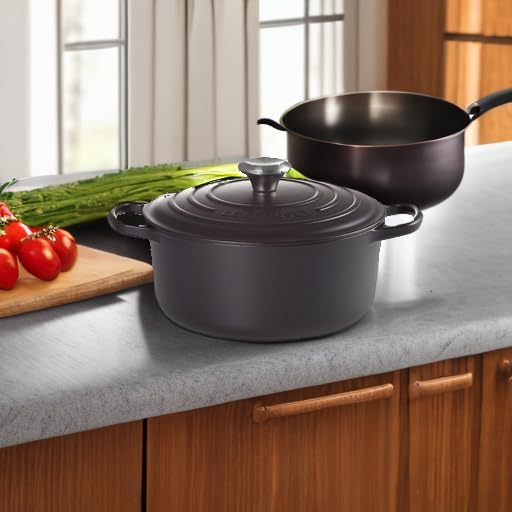 Le Creuset Signature żeliwne naczynie do pieczenia z pokrywką, Ø 26 cm, okrągłe, nadaje się do wszystkich rodzajów kuchenek i kuchenek indukcyjnych, pojemność: 5,3 l, 5,135 kg, kolor czerwony