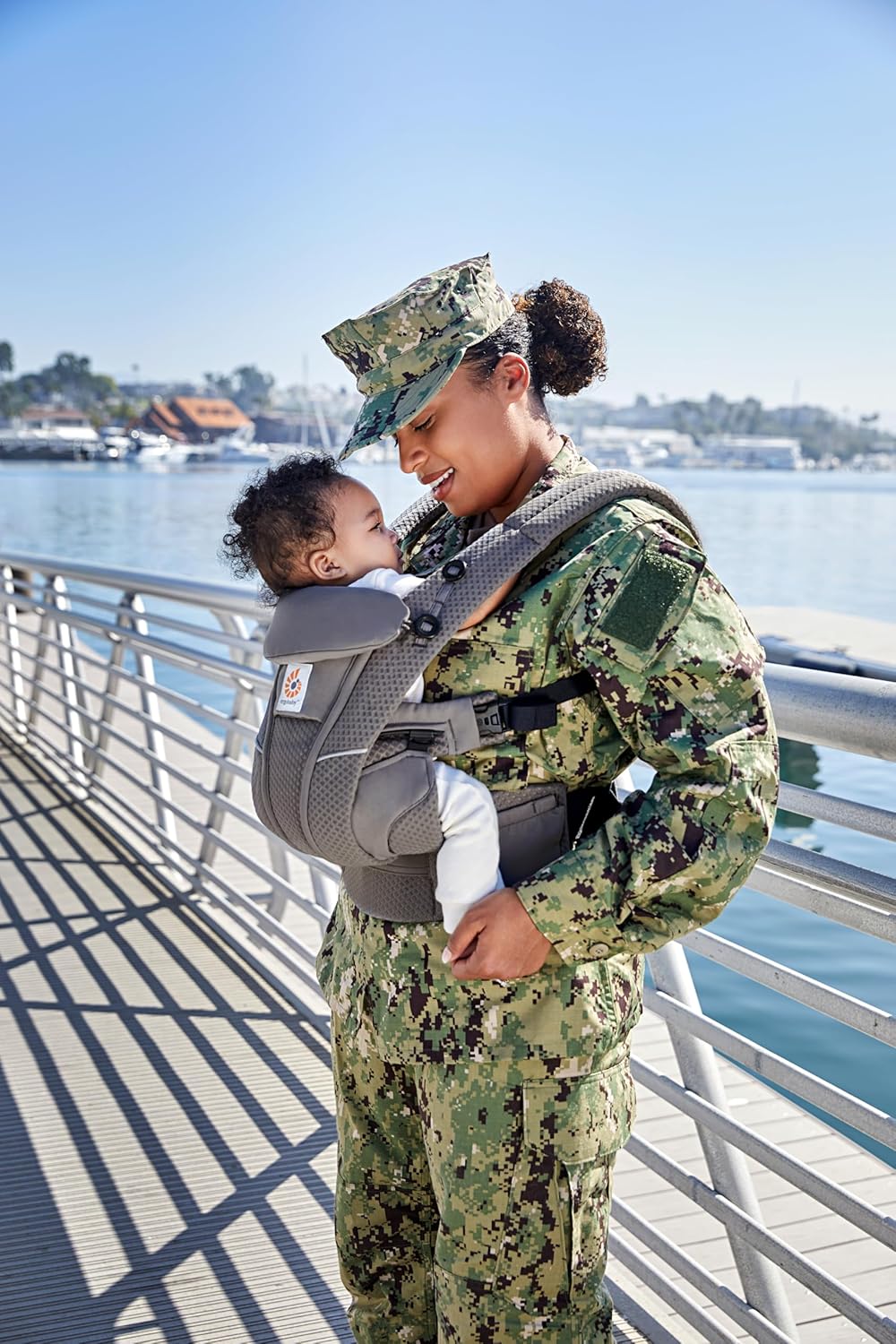 Ergobaby Omni Breeze Nosidełko dla noworodków od urodzenia do 20 kg, 4 pozycje SoftFlex Mesh Ergonomiczne nosidełko dla niemowląt Nosidełko do noszenia na plecach, Graphite Grey