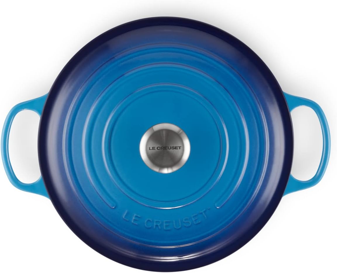 Le Creuset Signature żeliwne naczynie do pieczenia z pokrywką, Ø 26 cm, okrągłe, nadaje się do wszystkich rodzajów kuchenek i kuchenek indukcyjnych, pojemność: 5,3 l, 5,135 kg, kolor czerwony
