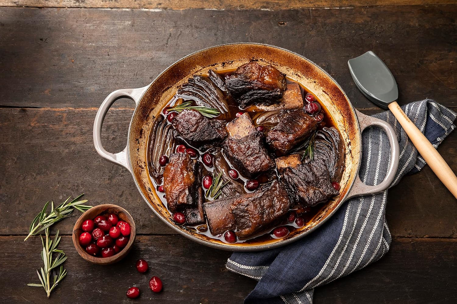 Le Creuset Signature żeliwny garnek Gourmet, okrągły, Ø 30 cm, 3,5 l, do wszystkich rodzajów kuchenek włącznie z indukcyjnymi, 5,55 kg, czerwony piec