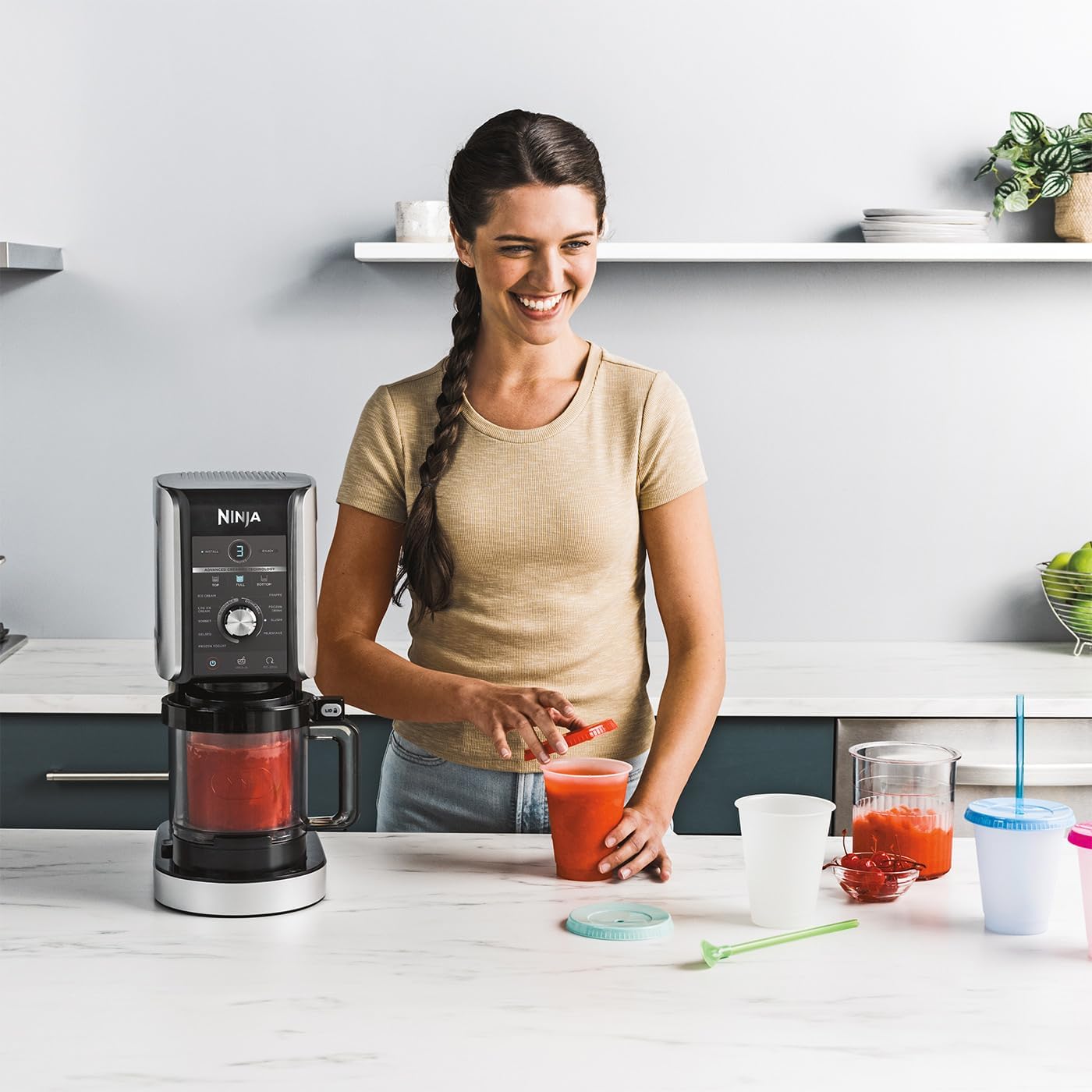 Ninja CREAMi Deluxe Maszyna do lodów i deserów z 2 tacami, 10 funkcji, robi lody, gelato, sorbety, mrożony jogurt, koktajle mleczne i nie tylko, opcja smakowa 2 w 1, srebrna, NC501EU