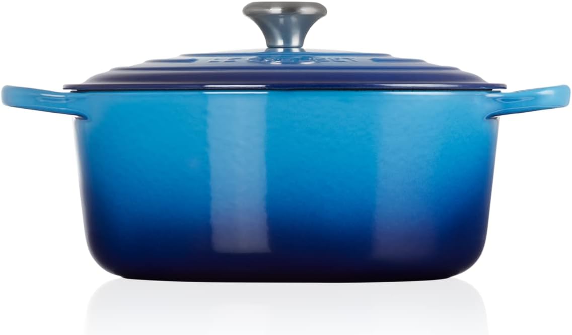 Le Creuset Signature żeliwne naczynie do pieczenia z pokrywką, Ø 26 cm, okrągłe, nadaje się do wszystkich rodzajów kuchenek i kuchenek indukcyjnych, pojemność: 5,3 l, 5,135 kg, kolor czerwony