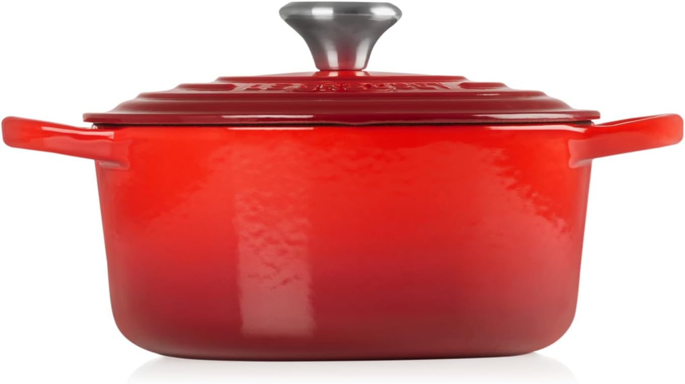 Le Creuset Signature żeliwne naczynie do pieczenia z pokrywką, Ø 26 cm, okrągłe, nadaje się do wszystkich rodzajów kuchenek i kuchenek indukcyjnych, pojemność: 5,3 l, 5,135 kg, kolor czerwony