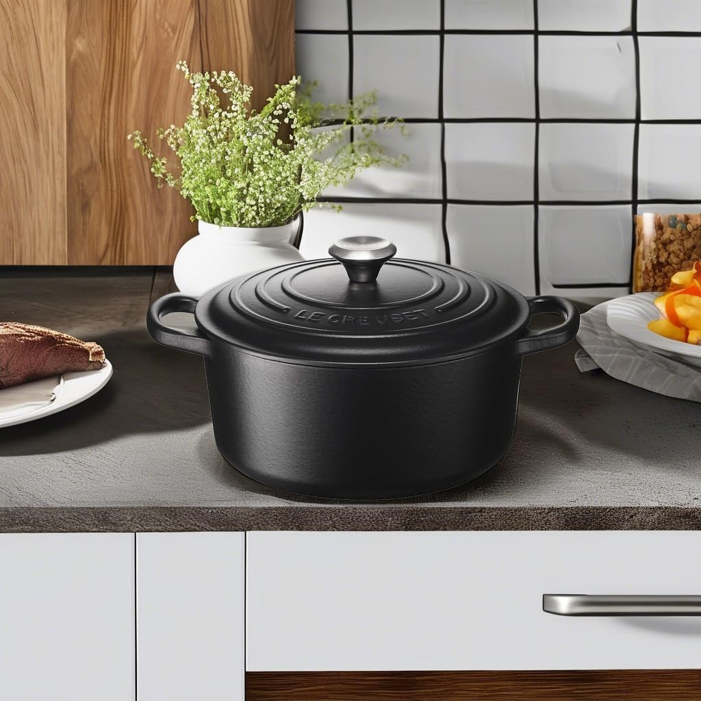 Le Creuset Signature żeliwne naczynie do pieczenia z pokrywką, Ø 26 cm, okrągłe, nadaje się do wszystkich rodzajów kuchenek i kuchenek indukcyjnych, pojemność: 5,3 l, 5,135 kg, kolor czerwony
