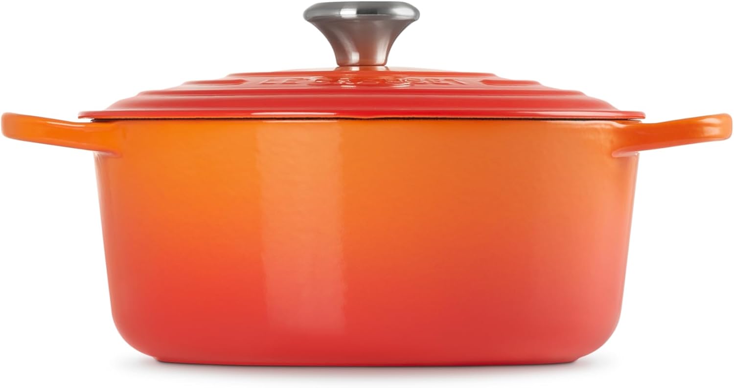 Le Creuset Signature żeliwne naczynie do pieczenia z pokrywką, Ø 26 cm, okrągłe, nadaje się do wszystkich rodzajów kuchenek i kuchenek indukcyjnych, pojemność: 5,3 l, 5,135 kg, kolor czerwony