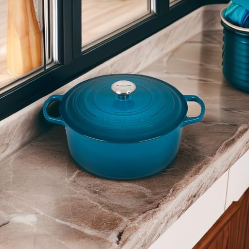 Le Creuset Signature żeliwne naczynie do pieczenia z pokrywką, Ø 26 cm, okrągłe, nadaje się do wszystkich rodzajów kuchenek i kuchenek indukcyjnych, pojemność: 5,3 l, 5,135 kg, kolor czerwony