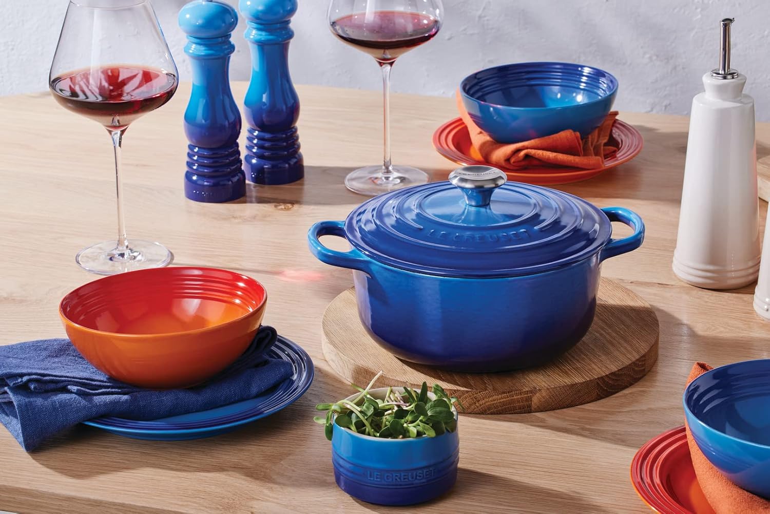 Le Creuset Signature żeliwne naczynie do pieczenia z pokrywką, Ø 26 cm, okrągłe, nadaje się do wszystkich rodzajów kuchenek i kuchenek indukcyjnych, pojemność: 5,3 l, 5,135 kg, kolor czerwony