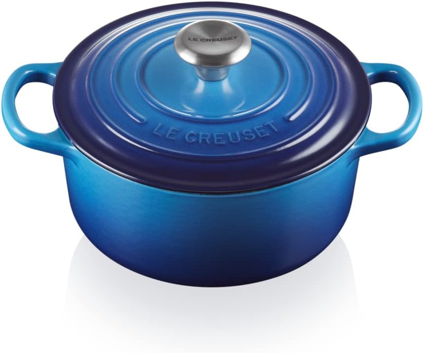 Le Creuset Signature żeliwne naczynie do pieczenia z pokrywką, Ø 26 cm, okrągłe, nadaje się do wszystkich rodzajów kuchenek i kuchenek indukcyjnych, pojemność: 5,3 l, 5,135 kg, kolor czerwony