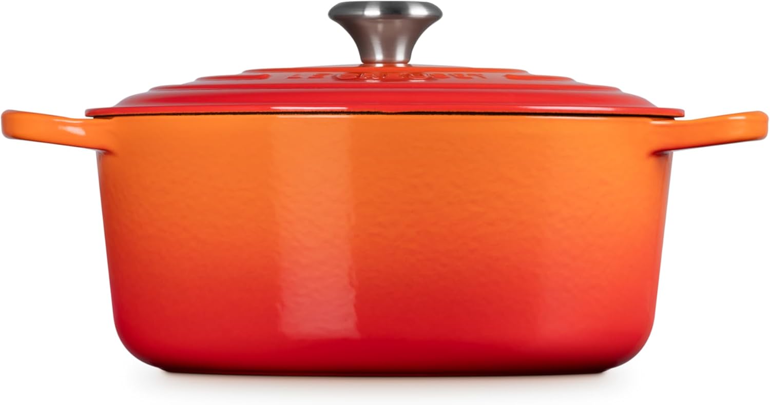 Le Creuset Signature żeliwne naczynie do pieczenia z pokrywką, Ø 26 cm, okrągłe, nadaje się do wszystkich rodzajów kuchenek i kuchenek indukcyjnych, pojemność: 5,3 l, 5,135 kg, kolor czerwony