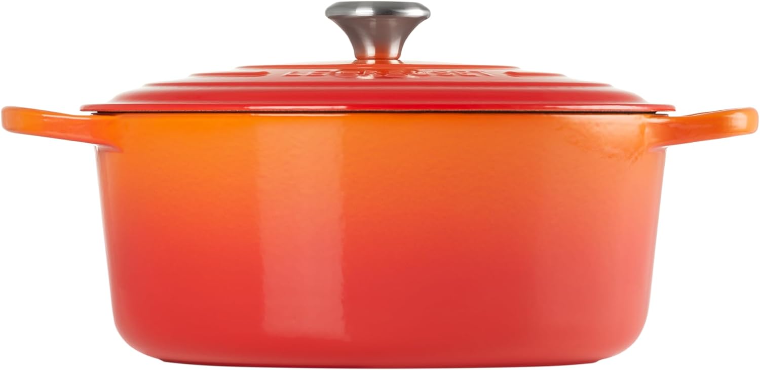 Le Creuset Signature żeliwne naczynie do pieczenia z pokrywką, Ø 26 cm, okrągłe, nadaje się do wszystkich rodzajów kuchenek i kuchenek indukcyjnych, pojemność: 5,3 l, 5,135 kg, kolor czerwony