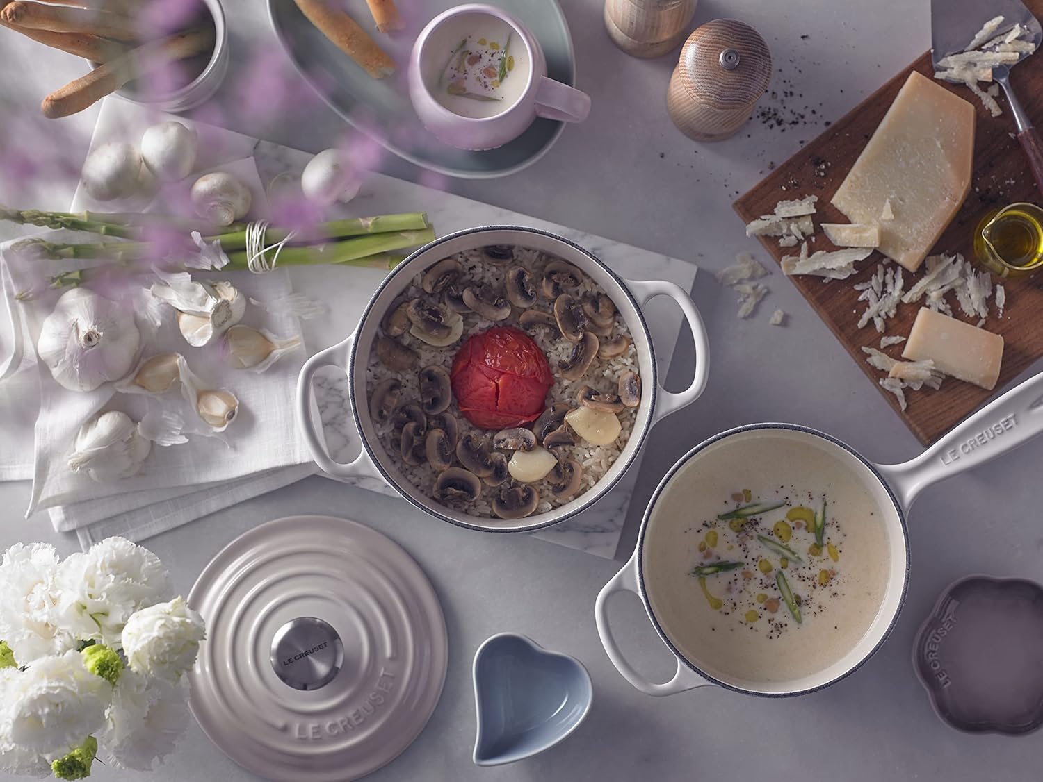 Le Creuset Signature żeliwne naczynie do pieczenia z pokrywką, Ø 26 cm, okrągłe, nadaje się do wszystkich rodzajów kuchenek i kuchenek indukcyjnych, pojemność: 5,3 l, 5,135 kg, kolor czerwony