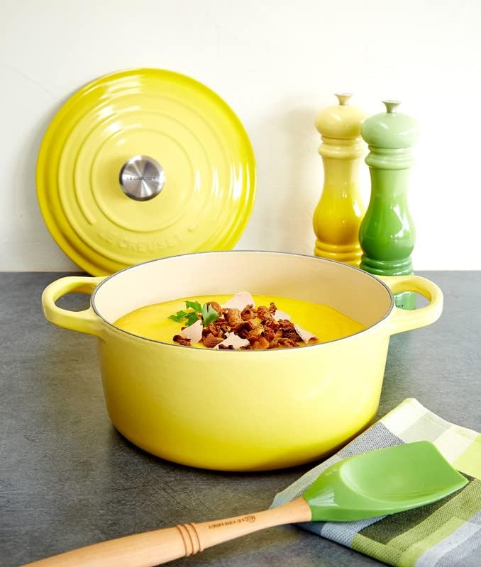 Le Creuset Signature żeliwne naczynie do pieczenia z pokrywką, Ø 26 cm, okrągłe, nadaje się do wszystkich rodzajów kuchenek i kuchenek indukcyjnych, pojemność: 5,3 l, 5,135 kg, kolor czerwony