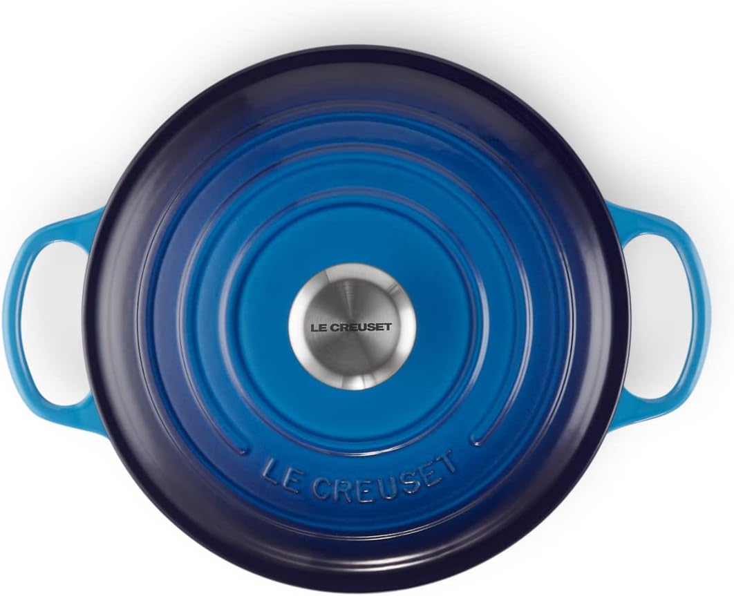 Le Creuset Signature żeliwne naczynie do pieczenia z pokrywką, Ø 26 cm, okrągłe, nadaje się do wszystkich rodzajów kuchenek i kuchenek indukcyjnych, pojemność: 5,3 l, 5,135 kg, kolor czerwony