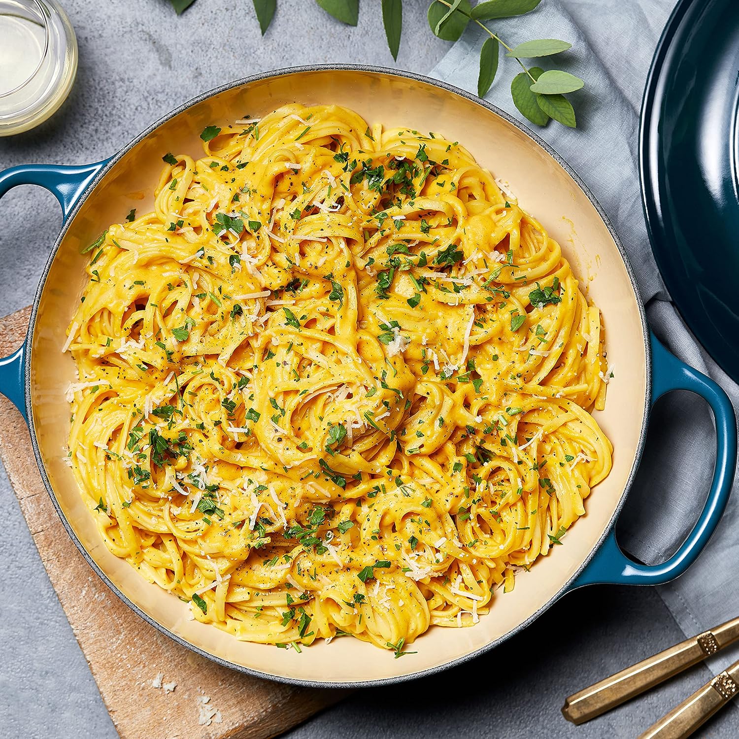 Le Creuset Signature żeliwny garnek Gourmet, okrągły, Ø 30 cm, 3,5 l, do wszystkich rodzajów kuchenek włącznie z indukcyjnymi, 5,55 kg, czerwony piec