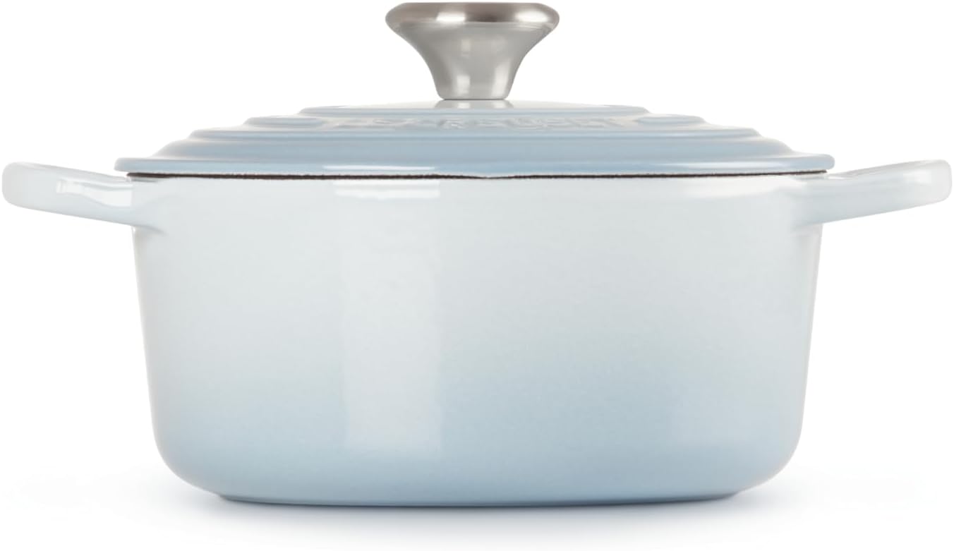 Le Creuset Signature żeliwne naczynie do pieczenia z pokrywką, Ø 26 cm, okrągłe, nadaje się do wszystkich rodzajów kuchenek i kuchenek indukcyjnych, pojemność: 5,3 l, 5,135 kg, kolor czerwony