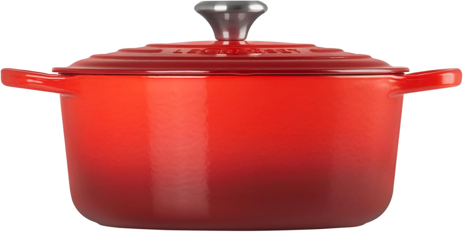 Le Creuset Signature żeliwne naczynie do pieczenia z pokrywką, Ø 26 cm, okrągłe, nadaje się do wszystkich rodzajów kuchenek i kuchenek indukcyjnych, pojemność: 5,3 l, 5,135 kg, kolor czerwony