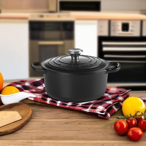 Le Creuset Signature żeliwne naczynie do pieczenia z pokrywką, Ø 26 cm, okrągłe, nadaje się do wszystkich rodzajów kuchenek i kuchenek indukcyjnych, pojemność: 5,3 l, 5,135 kg, kolor czerwony