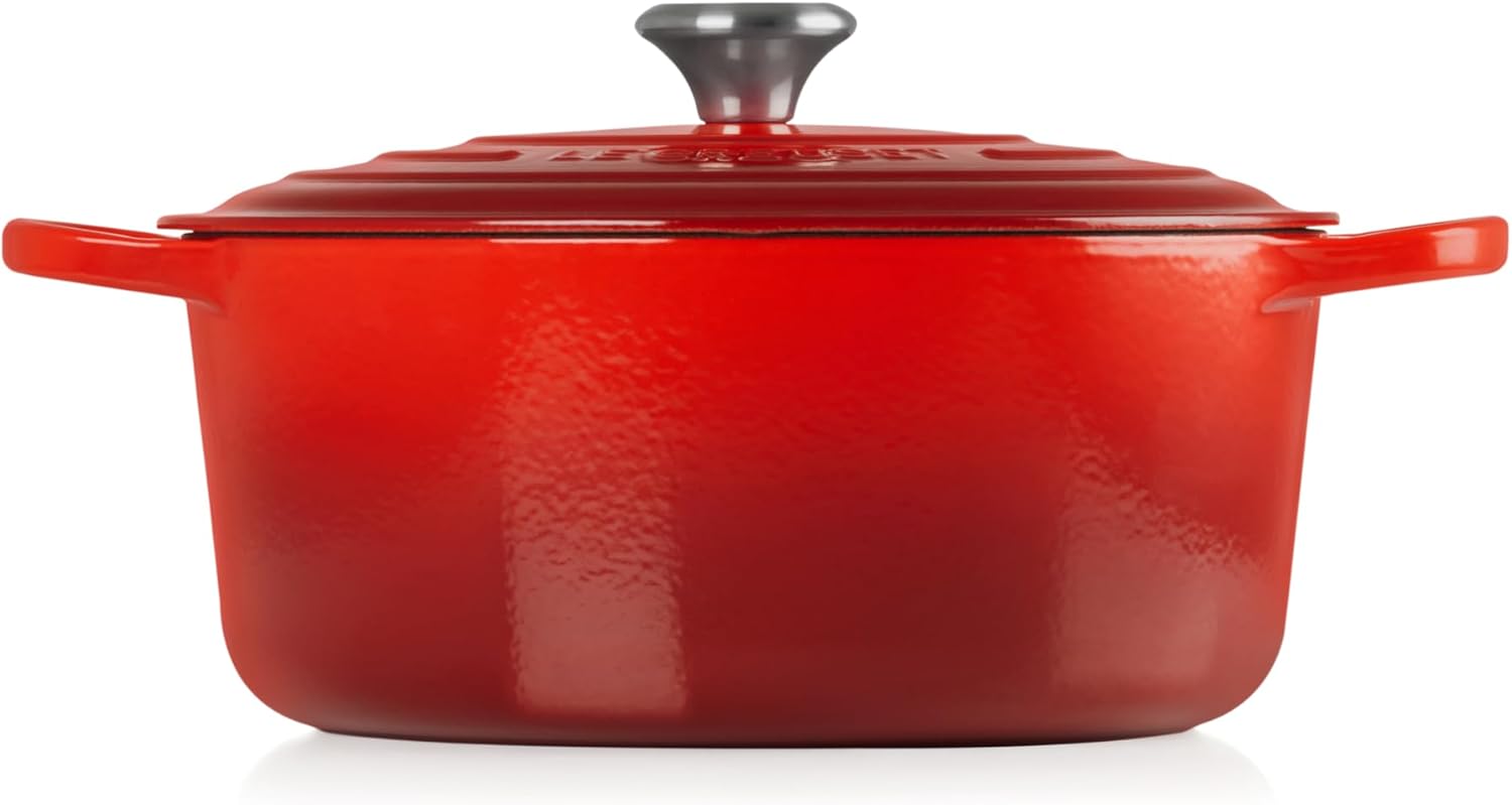 Le Creuset Signature żeliwne naczynie do pieczenia z pokrywką, Ø 26 cm, okrągłe, nadaje się do wszystkich rodzajów kuchenek i kuchenek indukcyjnych, pojemność: 5,3 l, 5,135 kg, kolor czerwony