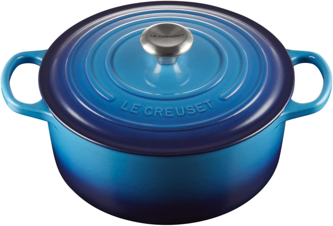 Le Creuset Signature żeliwne naczynie do pieczenia z pokrywką, Ø 26 cm, okrągłe, nadaje się do wszystkich rodzajów kuchenek i kuchenek indukcyjnych, pojemność: 5,3 l, 5,135 kg, kolor czerwony