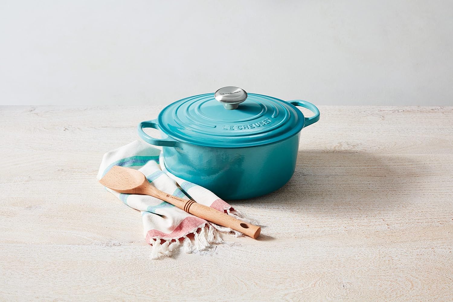Le Creuset Signature żeliwne naczynie do pieczenia z pokrywką, Ø 26 cm, okrągłe, nadaje się do wszystkich rodzajów kuchenek i kuchenek indukcyjnych, pojemność: 5,3 l, 5,135 kg, kolor czerwony