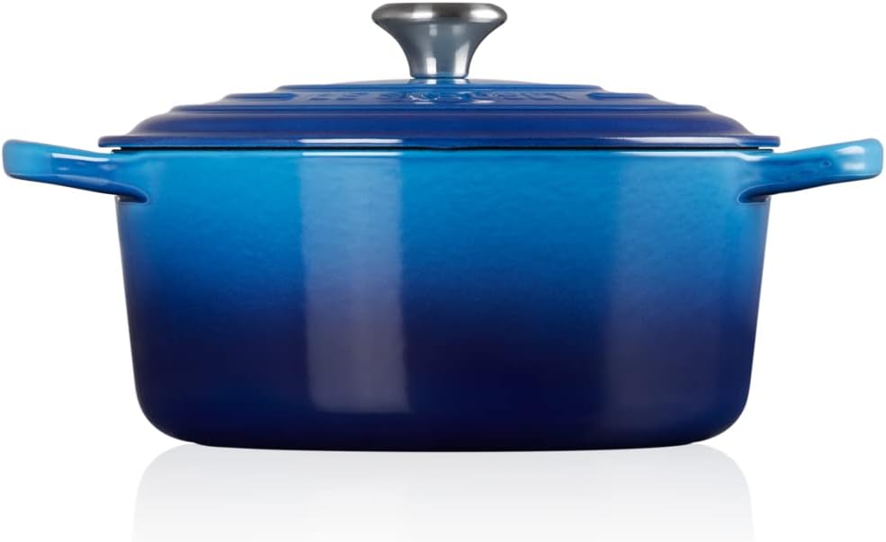 Le Creuset Signature żeliwne naczynie do pieczenia z pokrywką, Ø 26 cm, okrągłe, nadaje się do wszystkich rodzajów kuchenek i kuchenek indukcyjnych, pojemność: 5,3 l, 5,135 kg, kolor czerwony