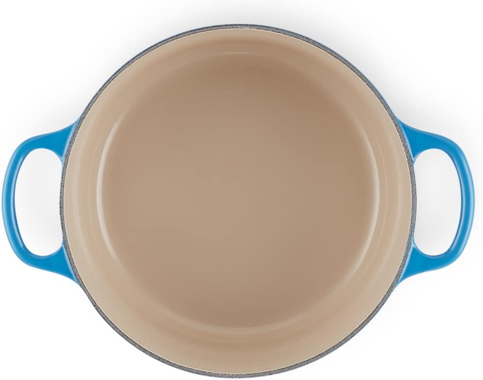 Le Creuset Signature żeliwne naczynie do pieczenia z pokrywką, Ø 26 cm, okrągłe, nadaje się do wszystkich rodzajów kuchenek i kuchenek indukcyjnych, pojemność: 5,3 l, 5,135 kg, kolor czerwony