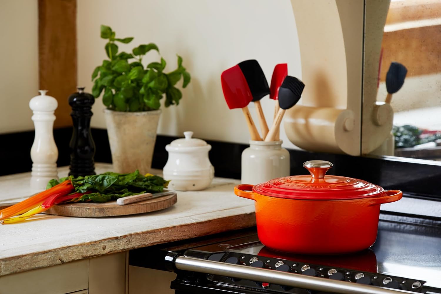 Le Creuset Signature żeliwne naczynie do pieczenia z pokrywką, Ø 26 cm, okrągłe, nadaje się do wszystkich rodzajów kuchenek i kuchenek indukcyjnych, pojemność: 5,3 l, 5,135 kg, kolor czerwony