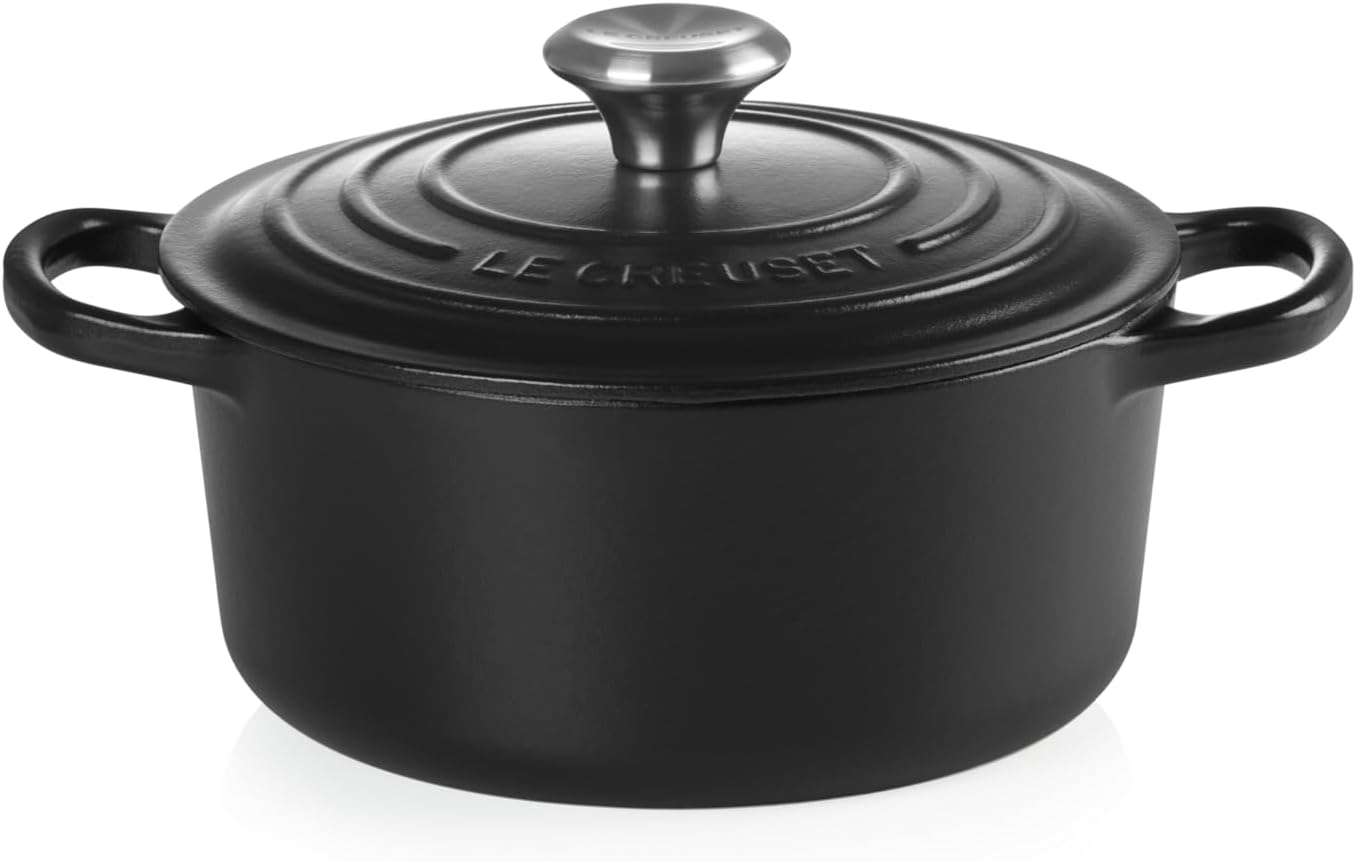 Le Creuset Signature żeliwne naczynie do pieczenia z pokrywką, Ø 26 cm, okrągłe, nadaje się do wszystkich rodzajów kuchenek i kuchenek indukcyjnych, pojemność: 5,3 l, 5,135 kg, kolor czerwony