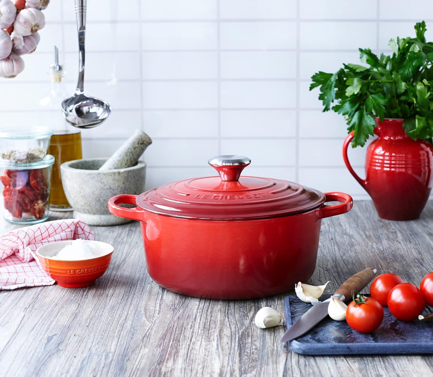Le Creuset Signature żeliwne naczynie do pieczenia z pokrywką, Ø 26 cm, okrągłe, nadaje się do wszystkich rodzajów kuchenek i kuchenek indukcyjnych, pojemność: 5,3 l, 5,135 kg, kolor czerwony