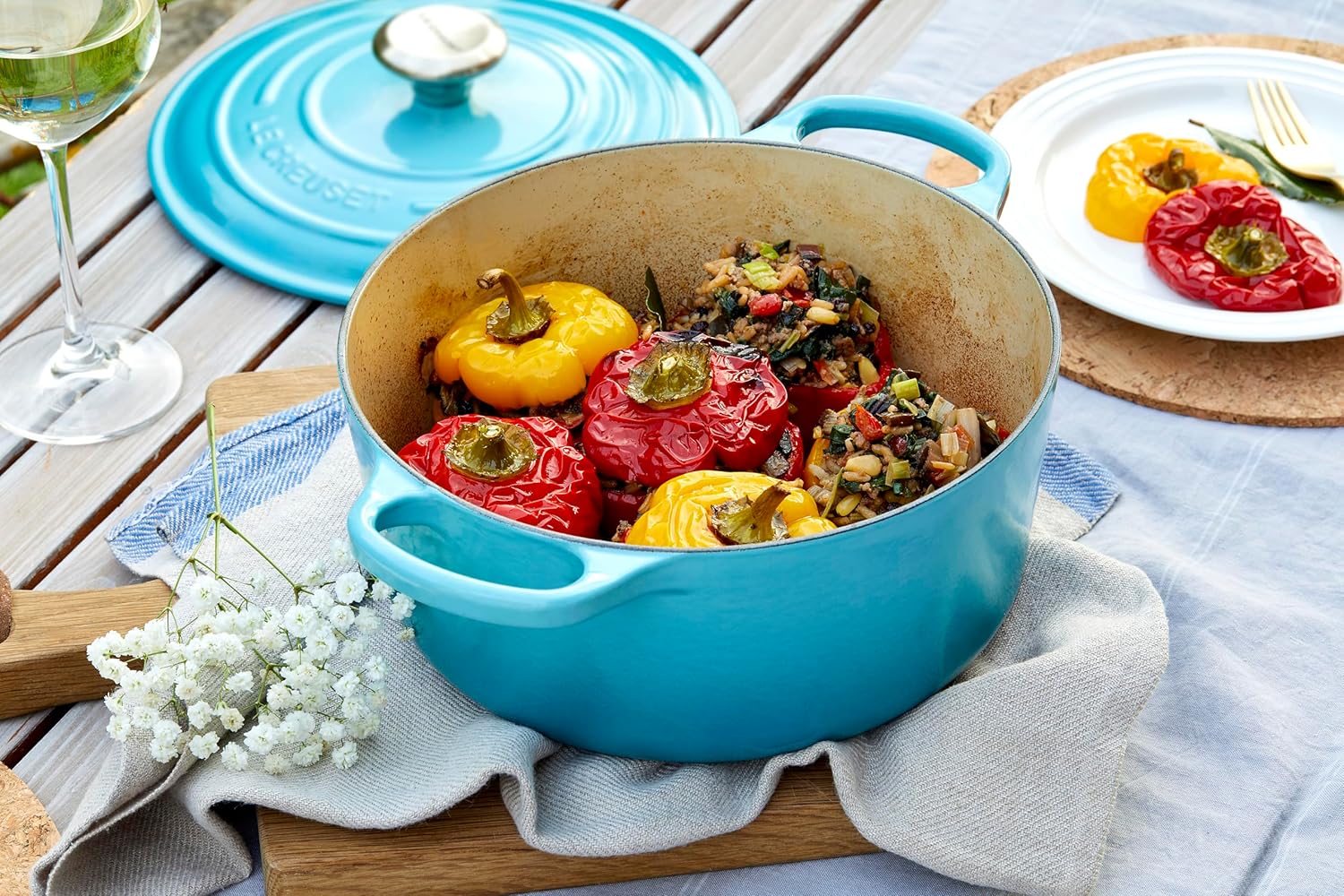 Le Creuset Signature żeliwne naczynie do pieczenia z pokrywką, Ø 26 cm, okrągłe, nadaje się do wszystkich rodzajów kuchenek i kuchenek indukcyjnych, pojemność: 5,3 l, 5,135 kg, kolor czerwony